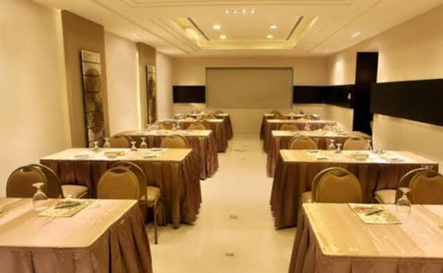 Capri Hotel Suites Amman Bagian luar foto